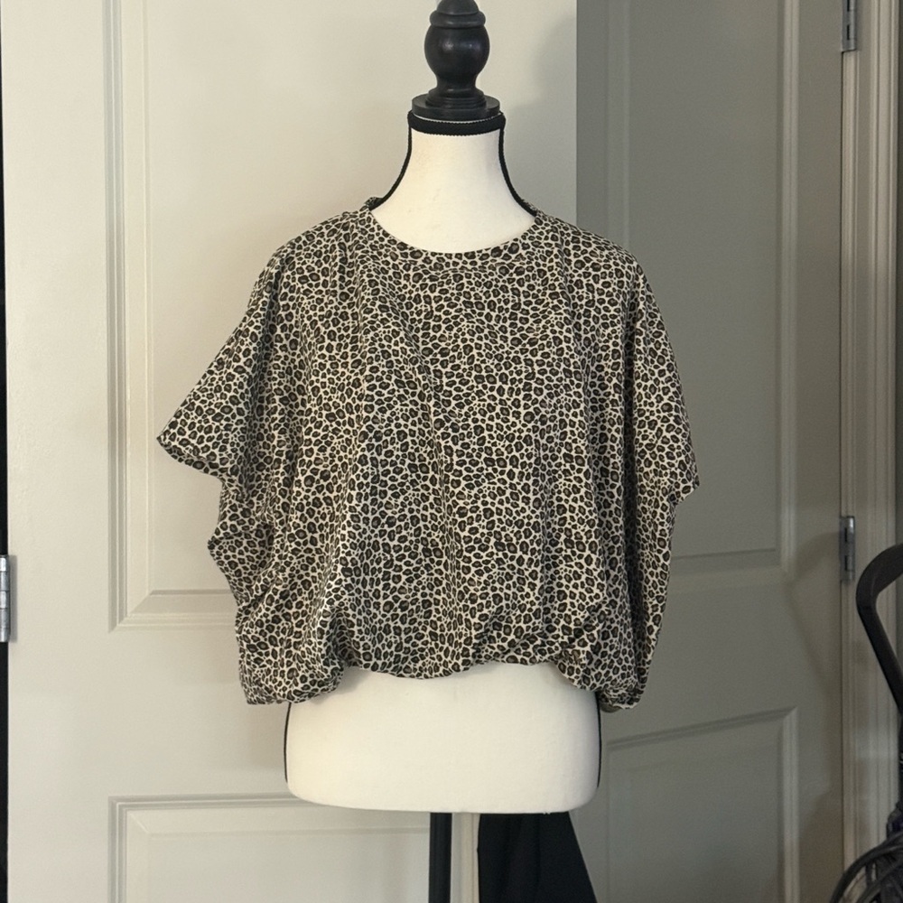 The GREII ladies, leopard print crewneck flowy sleeves, medium NWT - Picture 10 of 14